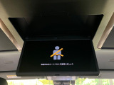 【フリップダウンモニター】大画面モニターで後席でもエンタメをお楽しみいただけます。小さなお子様にも大人気の装備です♪