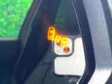 【ブラインドスポットモニター】走行中、ドアミラーの死角になりやすい箇所に後続車が接近するとサイドミラーのレンズに警告を表示!ドライバーに注意喚起をしてくれます。