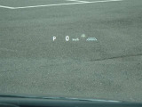 カラーヘッドアップディスプレイ付き。少ない視線移動で情報を確認できるので、運転の疲労軽減に繋がりますよ♪