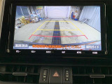 ディスプレイに後方の視界を表示し、車庫入れをサポート「距離目安線」「車幅延長線」およびステアリング操作に連動する「予想進路線」を画面に表示します。※必ず車両周辺の安全を直接確認してください。