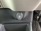 アクセサリーソケットを装備。車内アクセサリーの電源として便利です。