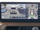 人やクルマがどこから現れるか不安!そんな混雑する駐車場などで、周辺の状況が直感的にわかる立体的映像を表示。クルマの周囲がぐるっと見えるので、安心して発進できます。