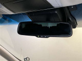 【自動防眩ミラー】夜間走行時、後続車のヘッドライトの反射を自動的に弱くします。 パワーモードONモード、オートミラースイッチONのときに作動。 スイッチ押すごとにON、OFFが切り換わります。