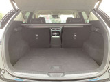 CX-5のラゲッジルームは後席が4:2:4で分割が可能です。荷室側からもレバーを引くだけで可倒できます!新車時オプション装備の【パワーリフトゲート】付き!スイッチを押すだけで開閉が可能です!