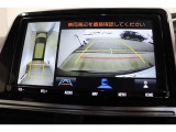 前後左右のカメラの映像を合成し、車を上から見たような視点のパノラミックビューモニター。後方の死角だけでなく左右や前方の障害物の発見もしやすくなります。