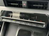 【オートエアコン】一度お好みの温度に設定すれば、車内の温度を検知し風量や温度を自動で調整。暑い&hellip;寒い&hellip;と何度もスイッチ操作をする必要はありません。快適な車内空間には必須の機能ですね♪