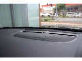 【harman/kardon】世界のオーディオファン垂涎のプレミアムサウンドシステムを搭載。原音に近い音場空間を忠実に再現。乗る人すべてに最良の音響体験を提供します。