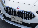 左右のキドニー・グリルの中心にはBMWのエンブレムが鎮座し、個性を放つデザイン性を兼ね備えました。