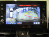 パノラミックビューモニター付きです。車両を上から見たような映像をディスプレイ画面上に表示。運転席からの目視だけでは見にくい、車両周辺の状況をリアルタイムでしっかり確認できます。