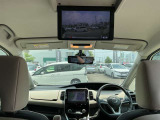 後席専用モニターです。後席でDVDやテレビをワイドな画面でお楽しみ頂けます!(ルーフ取り付けタイプ:11インチワイドVGA液晶モニター)。