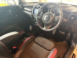 飛行機のコックピットをイメージしたデザイン☆運転も楽しくなります!
