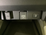 アクセサリーソケットはUSBのアダプターなどをつければ、スマホの充電にも使えます。横にはナビゲーション用の外部入力やスマートフォンなどの充電可能なUSB端子がついています。