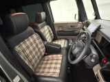 座面も厚みがあり背もたれも高く、広い足元にゆったり座れるシートです。運転席と助手席の間が空いている為、助手席側への移動がスムーズです。交通量の多い道でも助手席側から乗り降りができます。