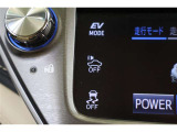 EV走行は静かですが、車が来ていることに気づいてもらえず危ないことも。そのため、車の接近を音で知らせる車両接近通報装置が装備されています。静かに走りたい時などは車にOFFボタンで音オフができます。