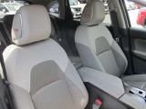 便利な運転席/助手席アームレストが付いてリラックスできます。