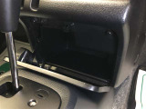 センターボックスはキーロック付きなので、貴重品の保管に便利です。