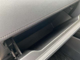 助手席側には広々としたダッシュボードを完備しております。
