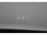 ヘッドアップディスプレイ(HUD)です。運転に必要な情報をフロントガラスの視野内に投影することで視線を外さず確認できます。視線移動や焦点調節が少なくて済むので安全性の向上に貢献します。