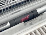 【STIタワーバー】お車の剛性を高めるタワーバーを装備。よりスムーズなコーナリング走行が可能となり、走りも楽しめます。