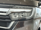 LEDヘッドライトは、点灯の瞬間から最大光量を発揮し、突然暗くなるトンネルなどでの安定感を高めます。
