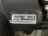ハンドルの左下にETCがついています。高速道路の料金所の通過も楽々です。 カードの取り出しもしやすい場所についています。