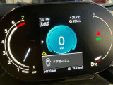 デイライトリングの丸い形は、よりMINIらしさを強調してくれます。LEDヘッドライトで夜も安心して運転できます。