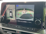 上から見下ろしているような視点で周囲が確認できるアラウンドビューモニターです。上から見下らしているような映像によって縦列駐車もラクラク、駐車が苦手な人の強い味方です!
