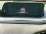 【8.8インチマツダコネクト】車内の雰囲気にマッチした大型のディスプレイ。スマホ接続でのナビ使用やBluetooth再生等、様々な機能が楽しめます。直感的なダイヤル操作が可能で、使い勝手も良好です。