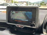 バックカメラで後方を確認しながら安心して駐車することができます。