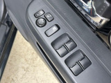 【電動格納ミラー】サイドミラーは電動格納式となっており、狭い駐車場でもキズがつくリスクを抑えられます。