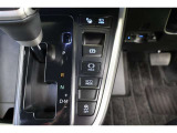 ECOモードはエアコンの利きなどを抑え、低燃費で走れるようサポートします。アクセル操作に対するレスポンスがゆるくなり、急発進や加速はしづらくなります。走行状況に応じてボタンで切替えることが出来ます。