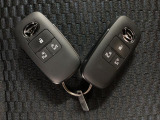 電子カードキーを携帯していれば、ドアハンドルやバックドアのリクエストスイッチを押すだけでドアの施錠・解錠が出来ます♪もちろん 遠隔操作も可能です!盗難防止のイモビライザー機能装備ですよ ☆