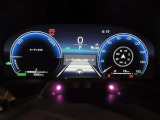 とっても見やすいメーターです。夜間時はラグジュアリーな気分にさせてくれる照明が魅力ですので、夜のドライブも楽しみになりますよ♪