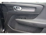 運転席ドアの全景です。キャビンを彩るすべてのものに、機能を形にした美しさが備わっています。