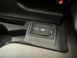 充電用USB端子付き。スマートフォンなどの充電に便利です。
