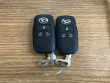 【スマートキー】 スマートキーを携帯していれば、ドアハンドルのボタンを押してロックの解除ができ、パワースライドドアもワンタッチで開閉できます。