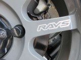 ホイールにRAYSの文字が光ります☆ロックナットもRAYSです♪