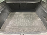 ●すっきりとした見た目のスクエア形状のラゲッジスペースです。また荷物が多い時、急なお買いものの際にもリヤシートを倒していただくことにより十分なスペースを確保できます。