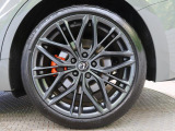 【オレンジキャリパー】ハイパワー車両には強力なブレーキが必須!色鮮やかなキャリパーがスポーティな印象を引き立てます。