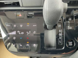 エアコン操作がタッチパネルスイッチにて操作。お掃除時にはサッと拭くだけで簡単お掃除。