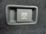 【POWEROUTLET】12V電源ソケットを設置しております。周辺機器の充電にご利用頂けます。