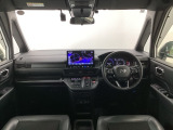 【前方視界】開放的な前方視界!運転がしやすく疲れにくいです♪窓が大きく、見通しがとっても良いおクルマですよ♪