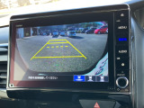 バックモニター装備。画面にて後方の確認が行えるので、バック駐車や車庫入れの際には重宝します。車の運転に慣れない方でも安心のガイドライン表示機能付。