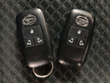 スマートキーを装備しています☆カギをカバンやポケットに入れて頂いた状態でドアロックの開閉やエンジンスタートをして頂けますよ!とても便利な装備です!