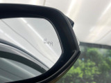 【ブラインドスポットモニター】走行中、ドアミラーの死角になりやすい箇所に後続車が接近するとサイドミラーのレンズに警告を表示!ドライバーに注意喚起をしてくれます。