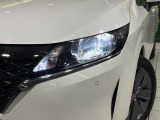 【LEDヘッドライト】悪天候や夜間走行時も良好な視界を確保し安心して運転できる高輝度LEDヘッドライトを装備!点灯速度が早く、消費電力も抑えられています。