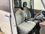 【運転席・助手席転席】運転席の足もともゆったりで長距離ドライブでも快適に★