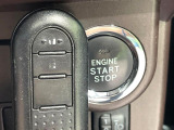 【スマートキー】カバンやポケットに入れたままでもドアの施錠・解錠が可能なスマートキーを装備。エンジンのオン・オフ時もカギを取り出す必要が無いからとっても便利です♪
