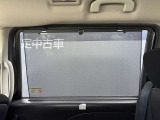 ▲サンシェード▲スライドドアの窓には左右ともロールサンシェードがついていますので窓からの日差しがまぶしい時にサッと引き出してお子様の安眠を守ります☆