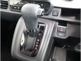 操作性に優れた運転席となります!小物入れや各ボタンの配置にこだわり、使いやすいです!座り心地もよく視認性も良好なのでロングドライブもお任せ下さい!